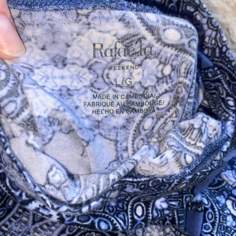 5/$20 patterned turtle neck top - Picture 4 of 5